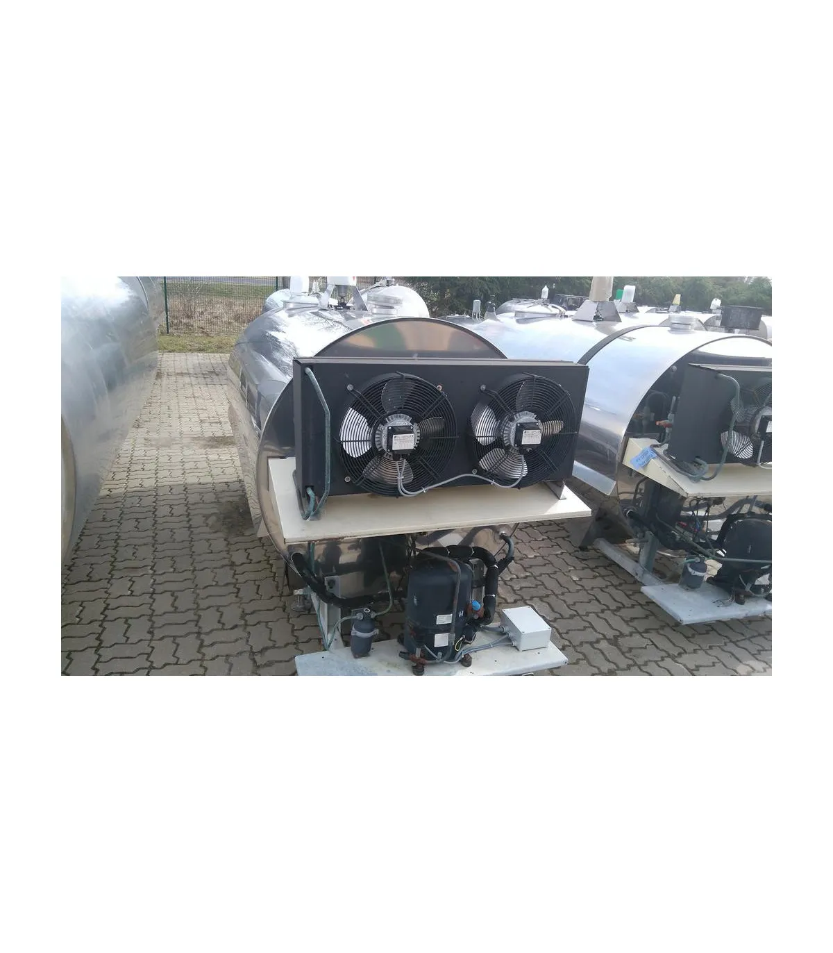 Zbiorniki na mleko od tyłu