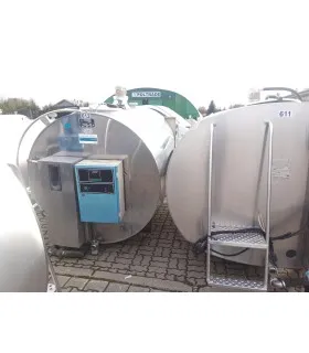 Zbiorniki na mleko na placu