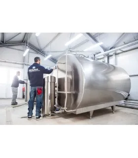 Pracownik obsługujący zbiornik Milkplan MP Powertank podczas pracy w gospodarstwie mlecznym