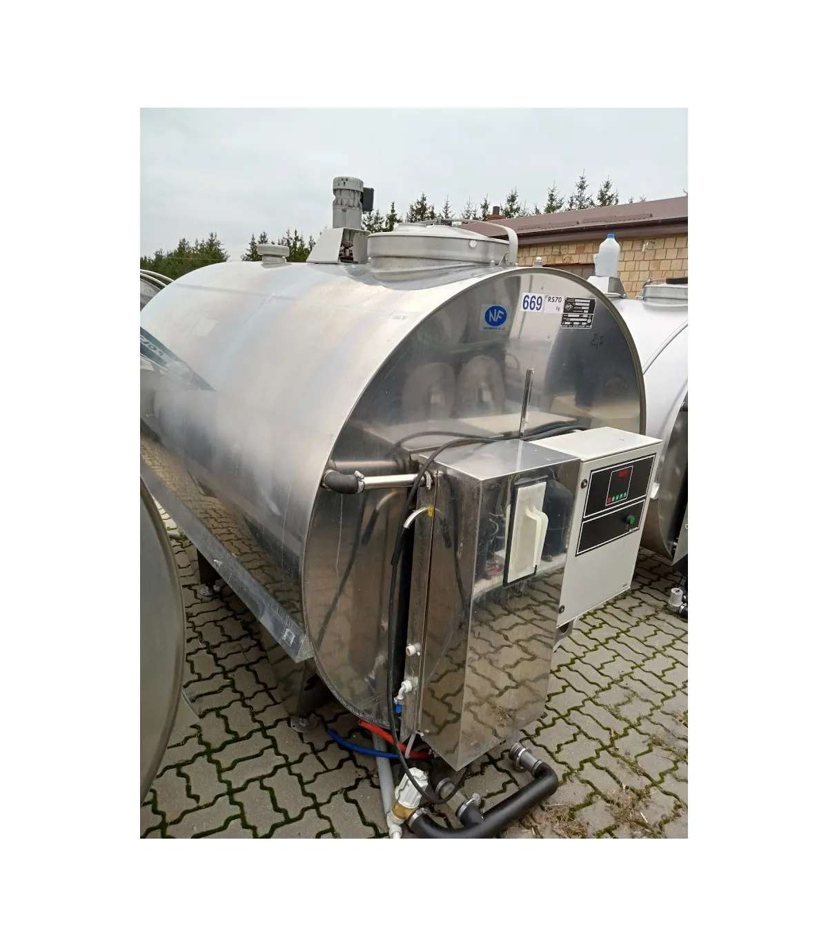 Schładzalnik do mleka o pojemności 2700 litrów, model JAPY Kryos, umieszczony na zewnątrz.