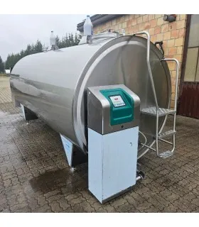 Używany schładzalnik do mleka GEA TCool o pojemności 8085 litrów, model z panelem sterowania i włazem górnym.