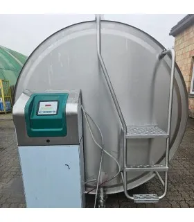 Przód schładzalnika mleka GEA TCool z zamontowaną drabinką wejściową i przewodami pobierającymi płyny myjące.