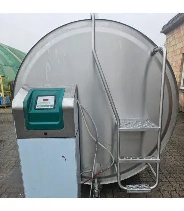 Przód schładzalnika mleka GEA TCool z zamontowaną drabinką wejściową i przewodami pobierającymi płyny myjące.