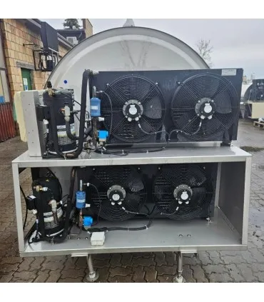 Zespół chłodniczy GEA TCool z podwójną baterią wentylatorów i sprężarkami – widok techniczny.