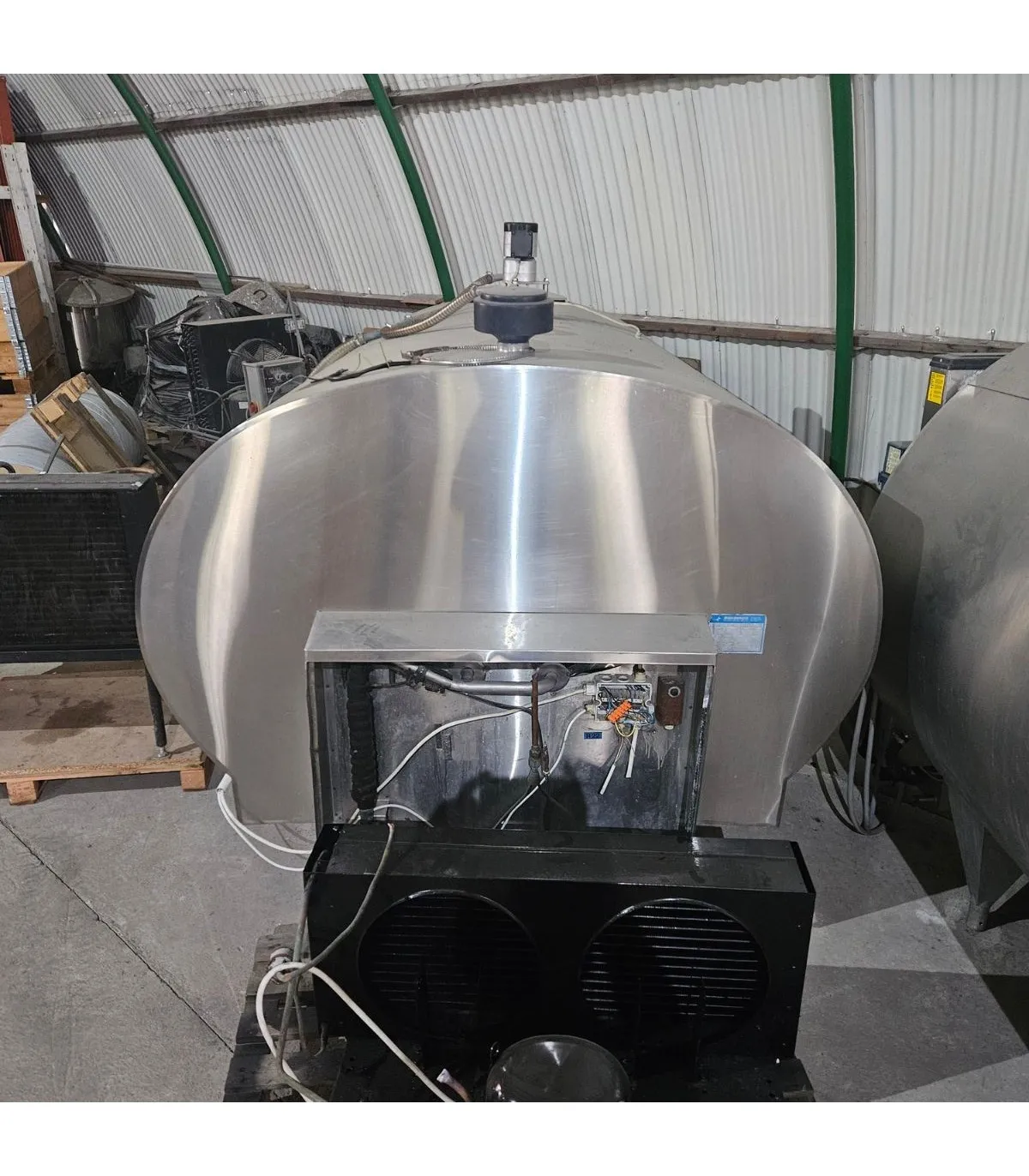 Tylna część zbiornika MUELLER bez agregatu Copeland QR90K1 montowanego oddzielnie.