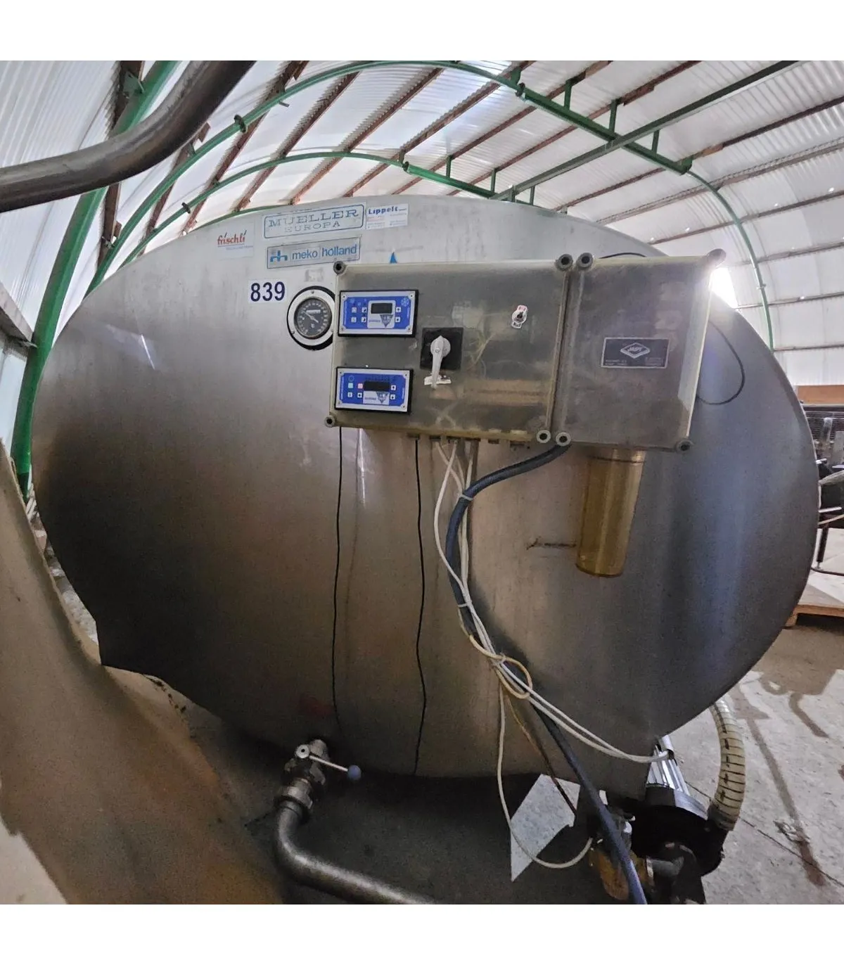 Frontowy widok zbiornika MUELLER O-1125 – pojemność 4380L, stal nierdzewna