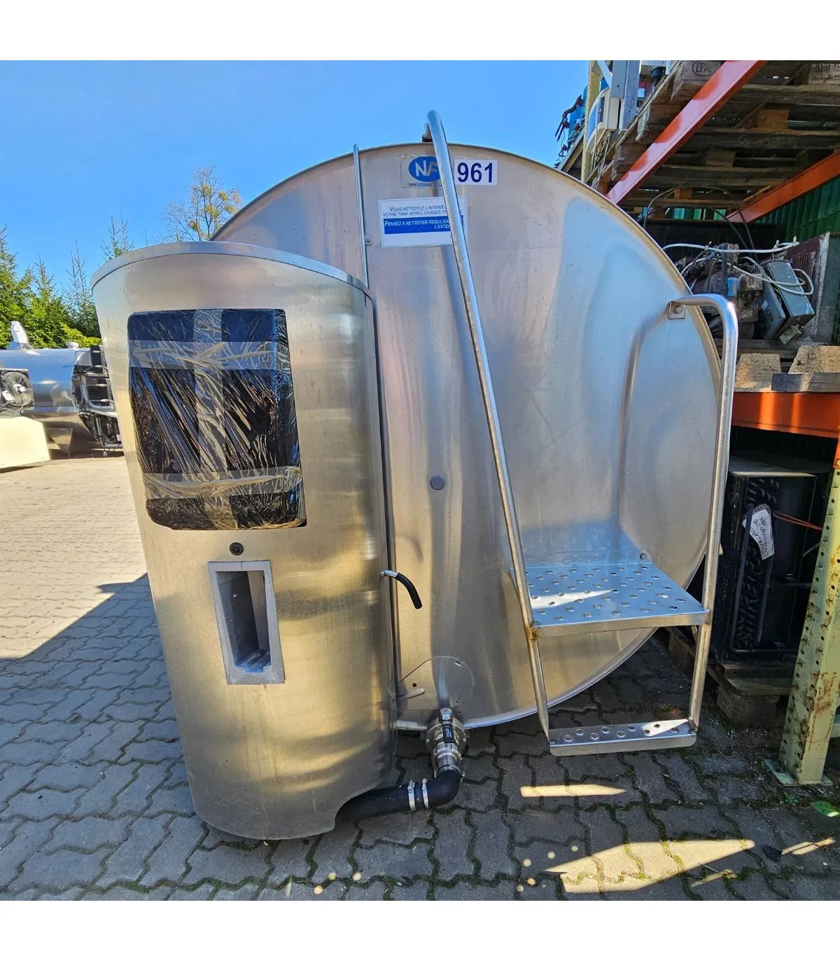 Zbiornik JAPY EXPERT 4275L z 2004 r. – front z licznikiem mleka i myjnią kubek