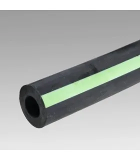 Gumowy wąż mleczny GEA o wymiarach 12x5,5x950 mm, z zielonym paskiem wzdłuż długości.