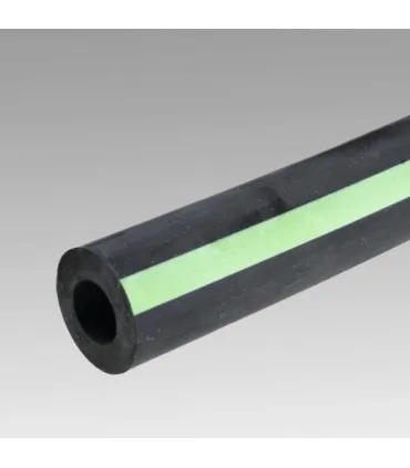 Gumowy wąż mleczny GEA o wymiarach 12x5,5x950 mm, z zielonym paskiem wzdłuż długości.