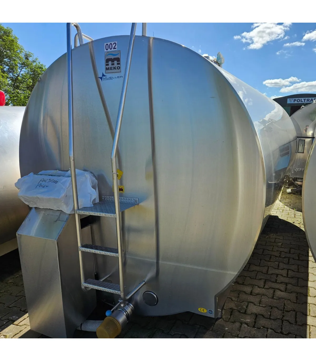 Widok frontu i boku schładzalnika o pojemności 9100 L MUELLER P-9000