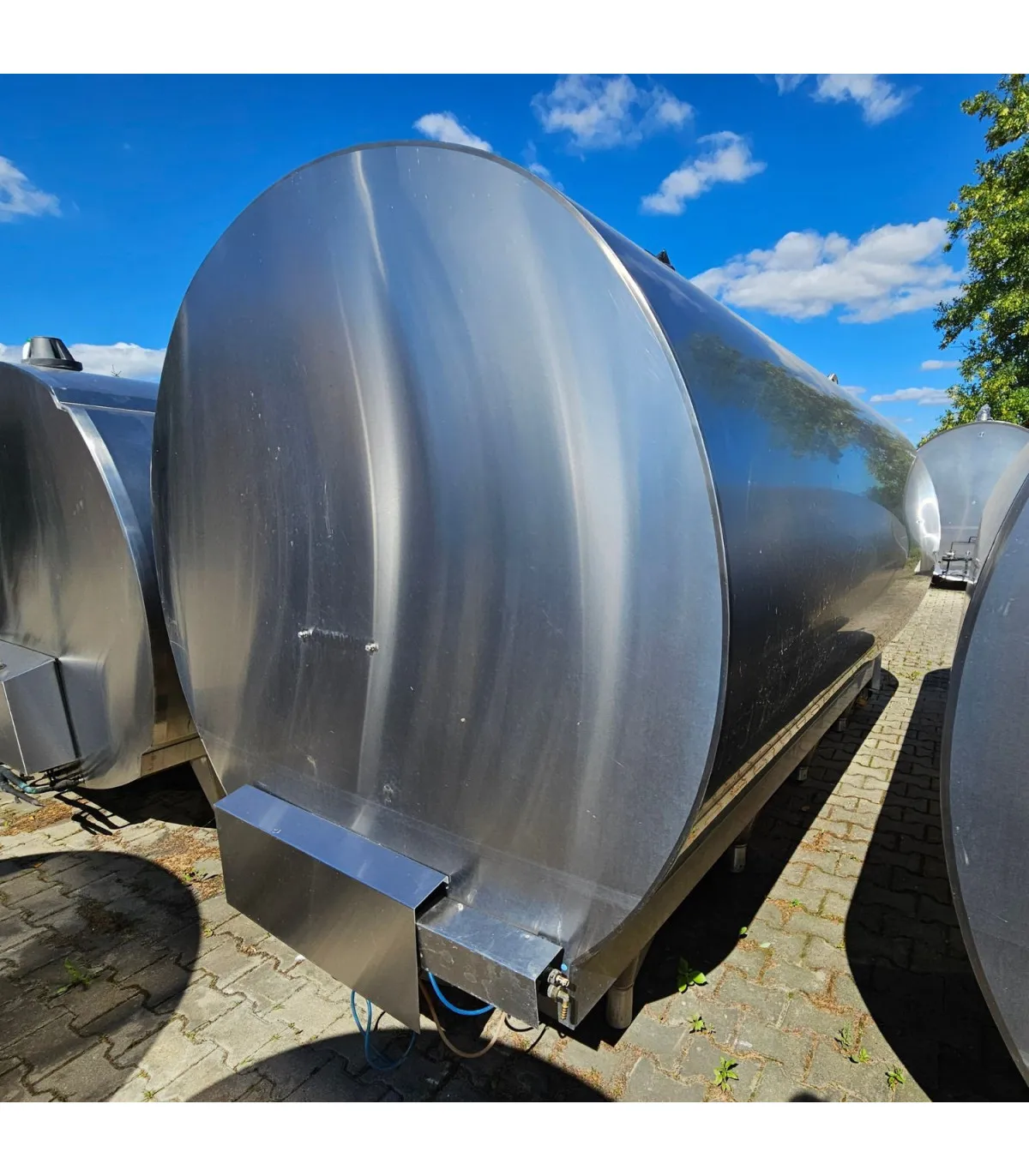 Widok tyłu i boku zbiornika MUELLER P-9000