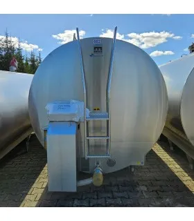 Widok frontowy schładzarki do mleka MUELLER P-9000 o pojemności 9100 L