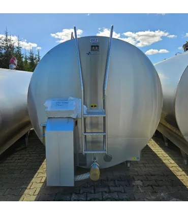 Widok frontowy schładzarki do mleka MUELLER P-9000 o pojemności 9100 L