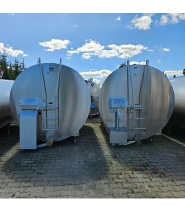 Dwa zbiorniki MUELLER P-9000 o pojemności 9100 L obok siebie