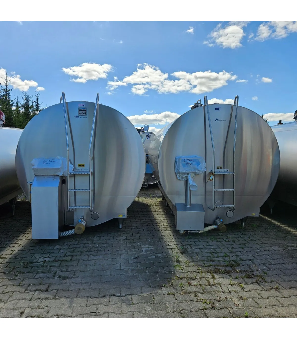 Dwa zbiorniki MUELLER P-9000 o pojemności 9100 L obok siebie