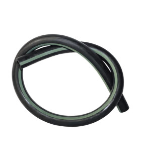 Gumowy wąż mleczny GEA o wymiarach 14x5,75 mm, z zielonym paskiem wzdłuż długości.