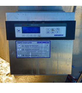 Zbliżenie na sterownik MIII Tank Control Mueller, schładzalnik mleka