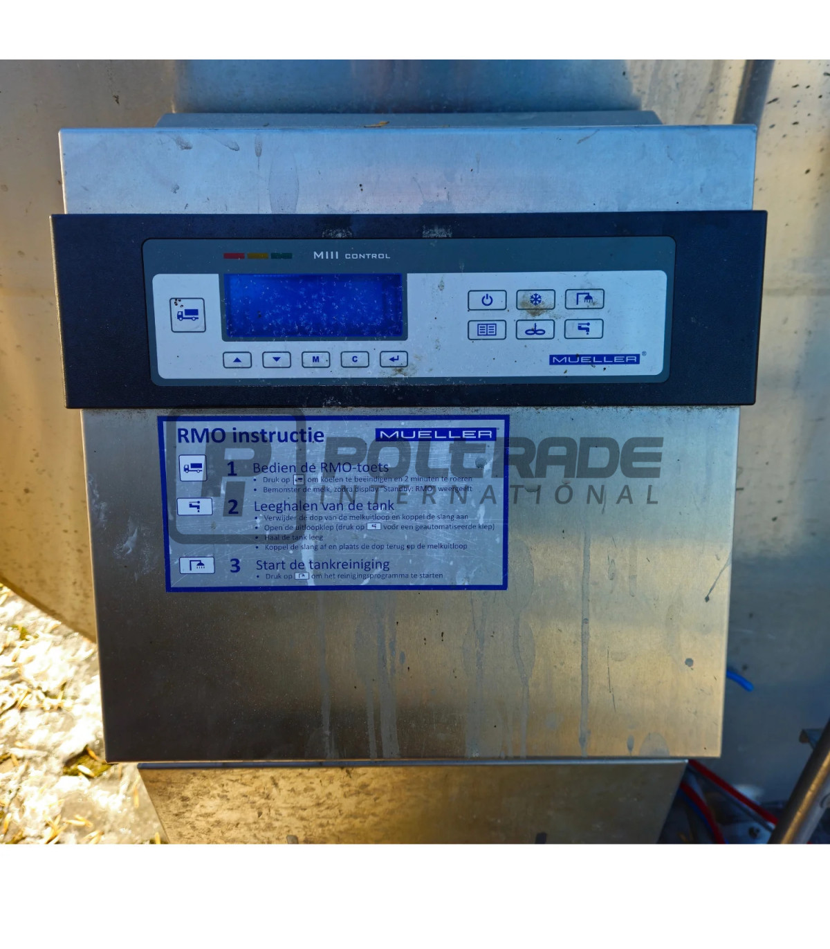 Zbliżenie na sterownik MIII Tank Control Mueller, schładzalnik mleka