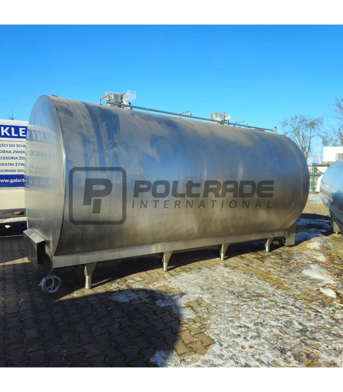 Widok z boku na zbiornik Mueller 15000L, pokazujący długość 4980mm i bezszwową obudowę