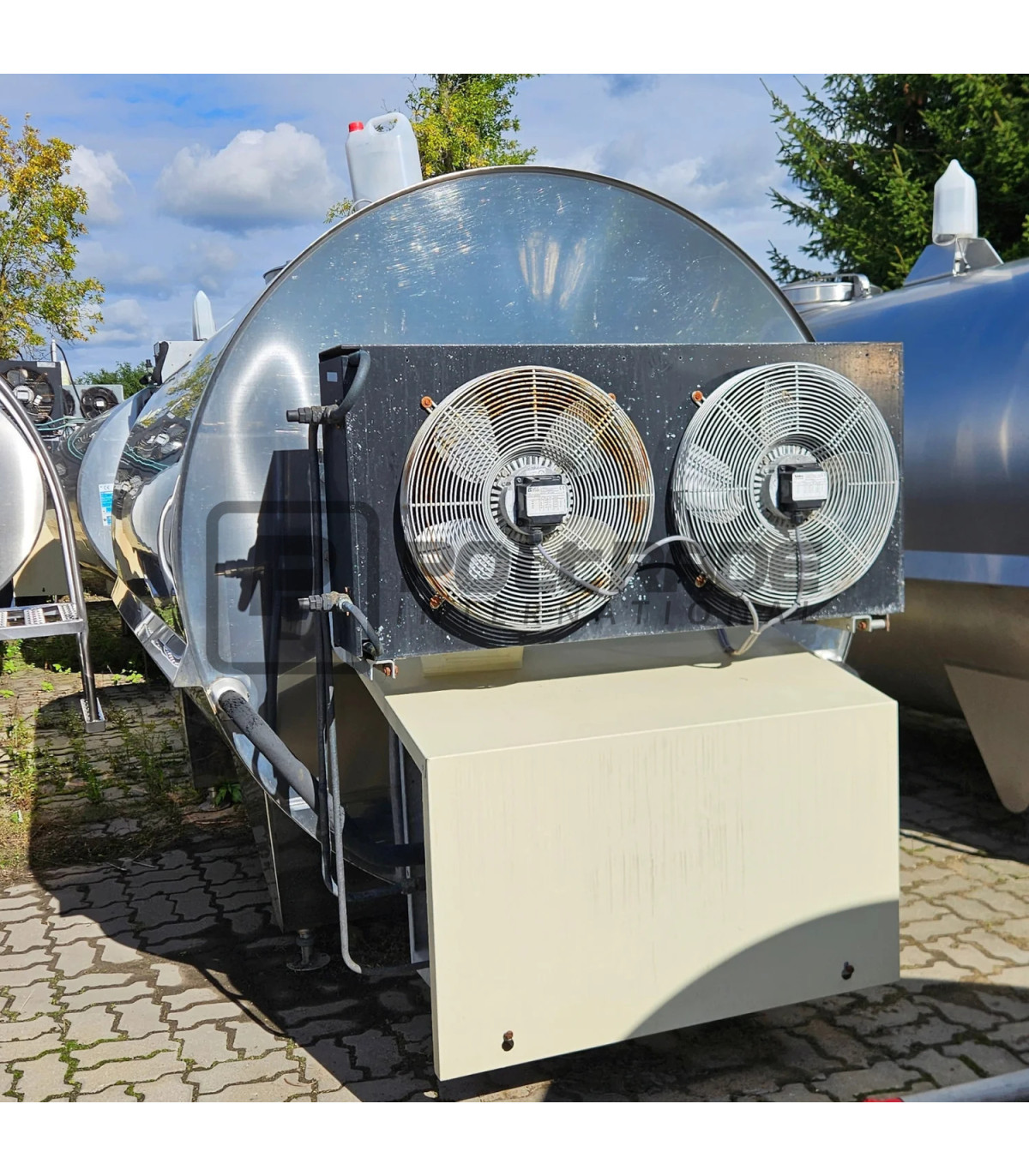 Zamknięty zbiornik na mleko JAPY 3100L wersja KOMPAKT 4 udoje