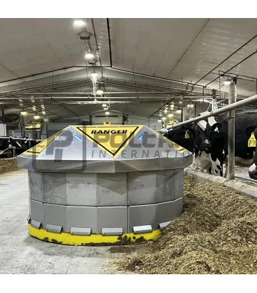 Automatyczny robot do podgarniania paszy Rovibec Ranger V3 Commercial w oborze