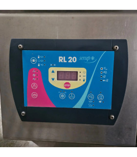 Zbliżenie na elektroniczny panel i sterownik chłodzenia RL20 schładzalnika SERAP 8000L