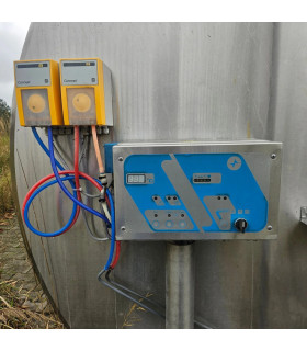 Zbliżenie na elektroniczny panel sterujący schładzalnika MUELLER P-8000