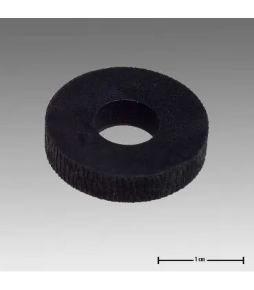 Czarna uszczelka, pierścień wsuwki podciśnienia marki GEA Westfalia, na tle z miarą 1 cm.