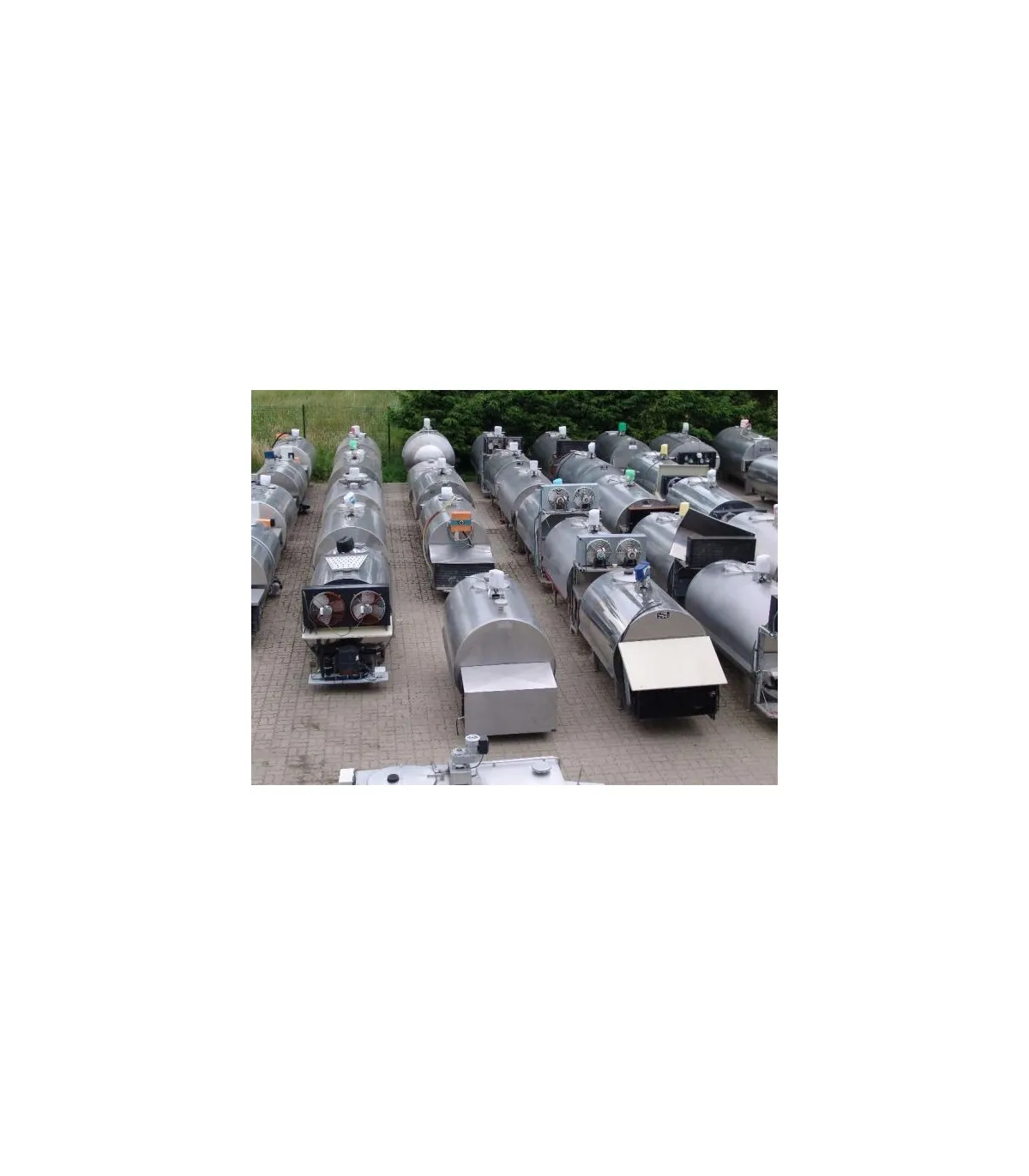 Ładnie ustawione schładzalniki na mleko