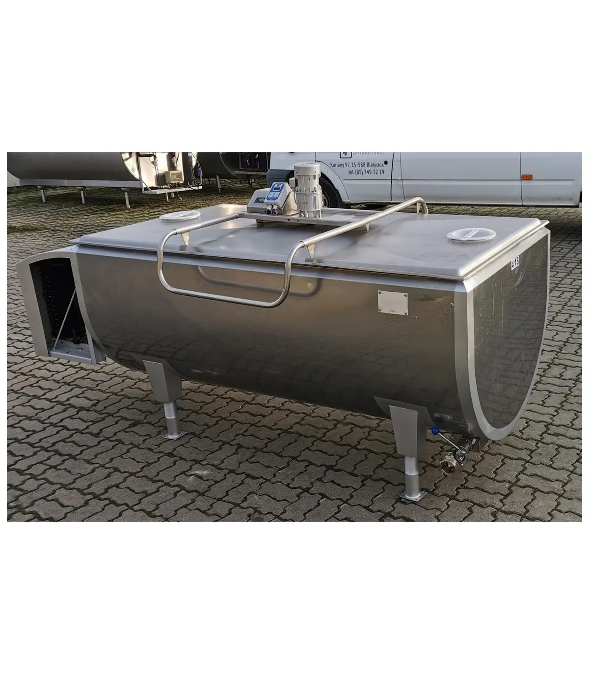 Zbiornik wanna na mleko od frontu z boku