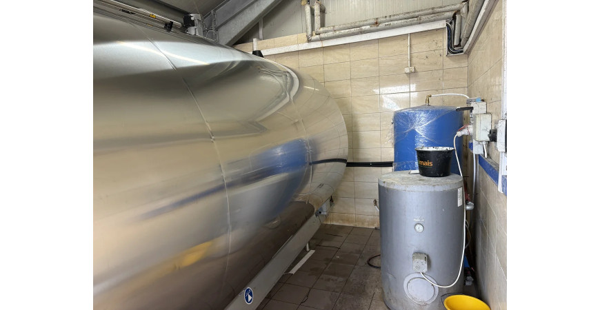 Montaż schładzalnika Wedholms 12000L - integracja z robotami udojowymi